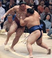 Ozeki Chiyotaikai defeats Takanowaka